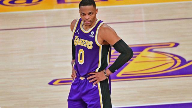 WELLBET官网-【人物】韦少登顶热搜榜!他的NBA生涯已经危在旦夕